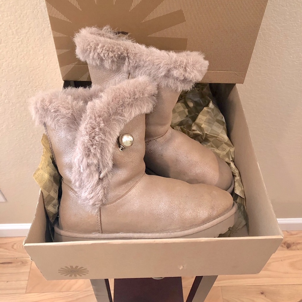 Beautiful UGG shimmery cream/gold Womens boot size 9